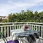 Star 2 Apartment *